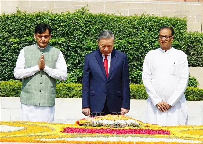 Tổng B&iacute; thư, Chủ tịch nước T&ocirc; L&acirc;m đặt v&ograve;ng hoa tại Khu tưởng niệm Mahatma Gandhi v&agrave; Tượng Chủ tịch Hồ Ch&iacute; Minh - Ảnh 1.