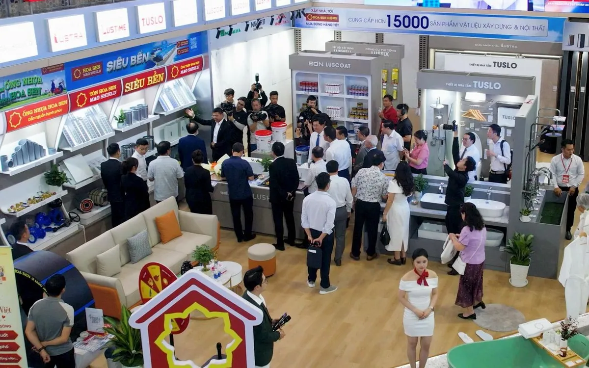 Đông đảo khách tham quan tham gia trải nghiệm tại triển lãm