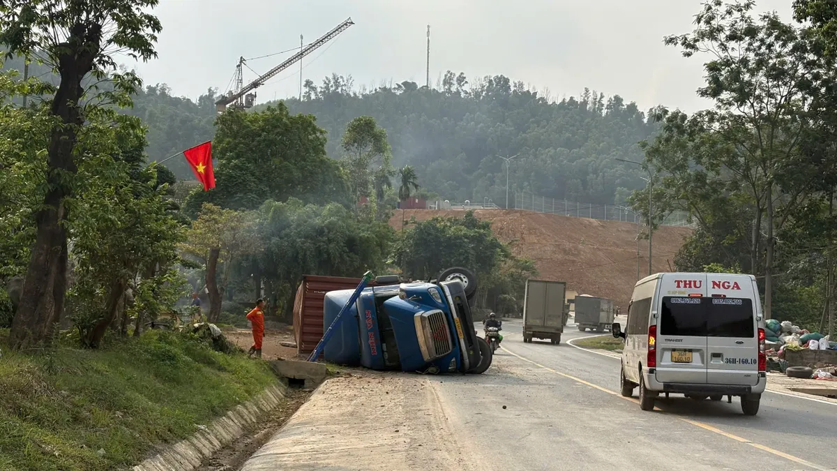 Ph&uacute; Thọ: Xe tải lật nghi&ecirc;ng tr&ecirc;n quốc lộ 6 sau khi đ&acirc;m n&aacute;t dải ph&acirc;n c&aacute;ch - Ảnh 2.