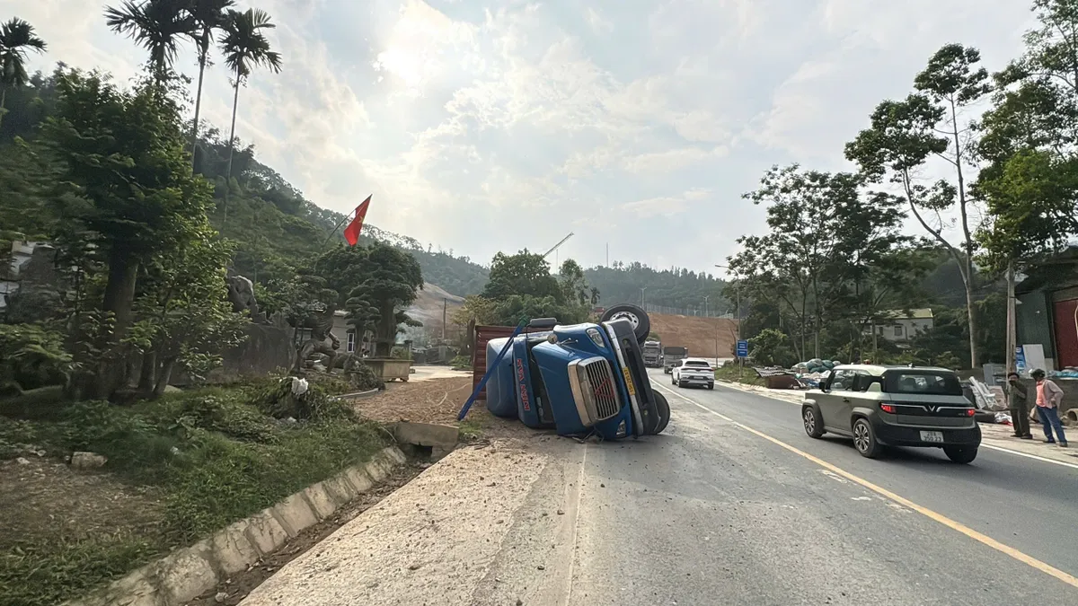 Ph&uacute; Thọ: Xe tải lật nghi&ecirc;ng tr&ecirc;n quốc lộ 6 sau khi đ&acirc;m n&aacute;t dải ph&acirc;n c&aacute;ch - Ảnh 1.