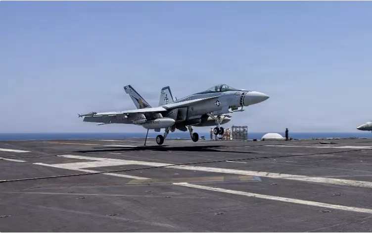 Máy bay F/A-18E Super Hornet hạ cánh xuống tàu sân bay lớp Nimitz USS George H.W. Bush (CVN 77) trên biển, ngày 27/4/2026 (Ảnh: Hải quân Mỹ/AFP)
