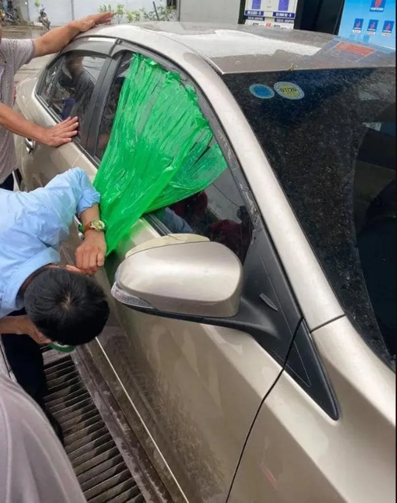 D&ugrave;ng băng d&iacute;nh để k&eacute;o cửa sổ &ocirc;t&ocirc; khi để qu&ecirc;n ch&igrave;a kh&oacute;a c&oacute; hiệu quả?- Ảnh 1.