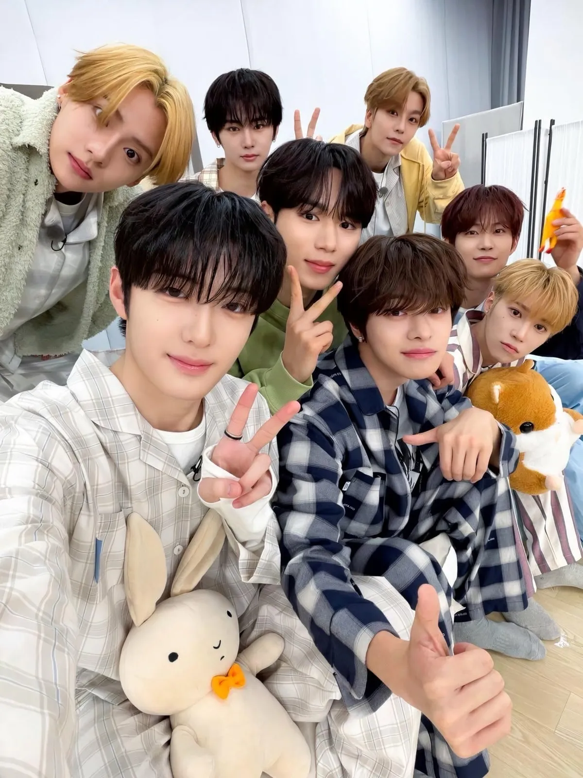 C&aacute;c nh&oacute;m nam K-pop từ show sống c&ograve;n đồng loạt trở lại trong th&aacute;ng 5 - Ảnh 4.