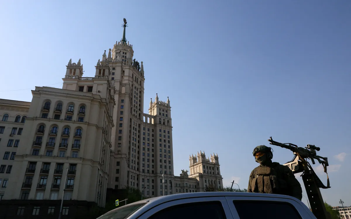 Nhân viên an ninh tuần tra tại trung tâm Moscow, Nga, ngày 7/5/2026. (Ảnh: Reuters)