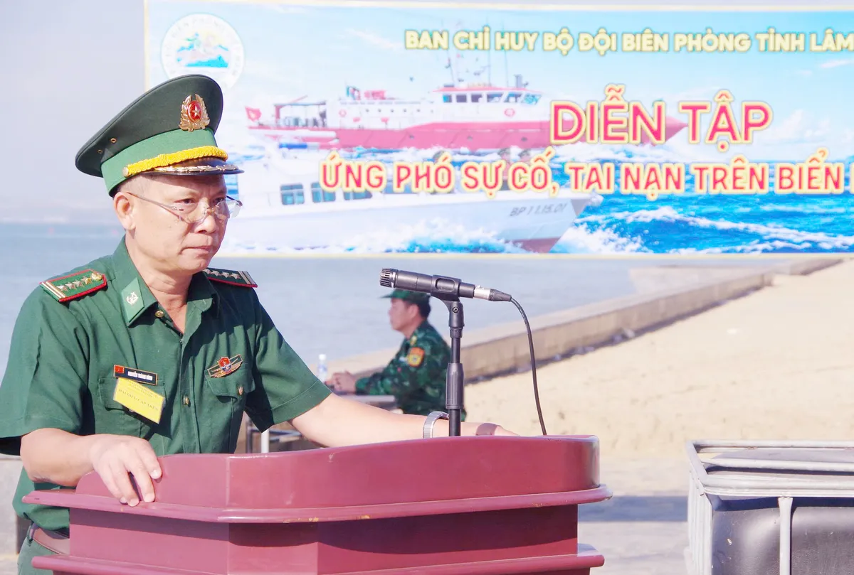 Bộ đội Bi&ecirc;n ph&ograve;ng diễn tập ứng ph&oacute; sự cố tr&ecirc;n biển - Ảnh 6.