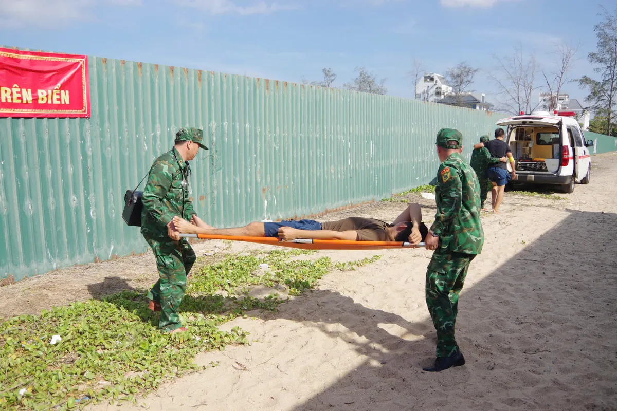Bộ đội Bi&ecirc;n ph&ograve;ng diễn tập ứng ph&oacute; sự cố tr&ecirc;n biển - Ảnh 5.
