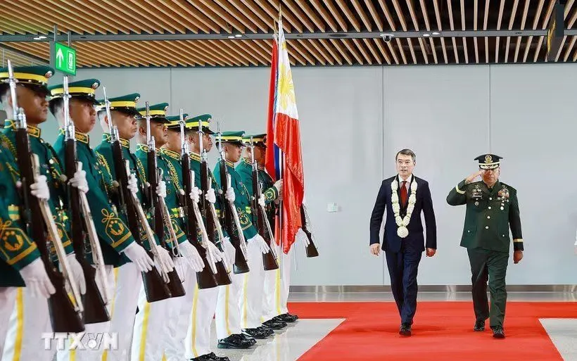 Lễ đón Thủ tướng Lê Minh Hưng tham dự Hội nghị Cấp cao ASEAN lần thứ 48 tại sân bay quốc tế Mactan, Cebu, Philippines. (Ảnh: Dương Giang/TTXVN)