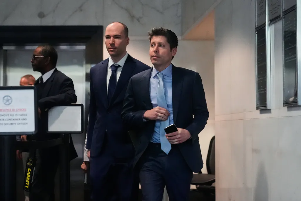 Elon Musk từng muốn kéo Sam Altman về Tesla - Ảnh 1.