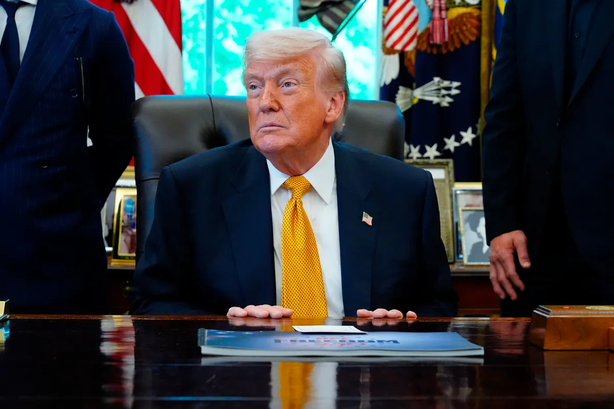 Tổng thống Trump đe dọa n&eacute;m bom Iran - Ảnh 1.