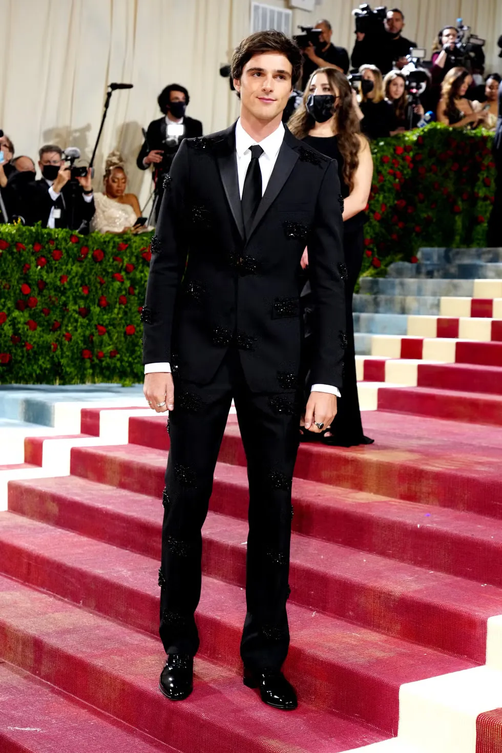 Jacob Elordi vắng mặt tại Met Gala 2026 v&igrave; chấn thương - Ảnh 1.