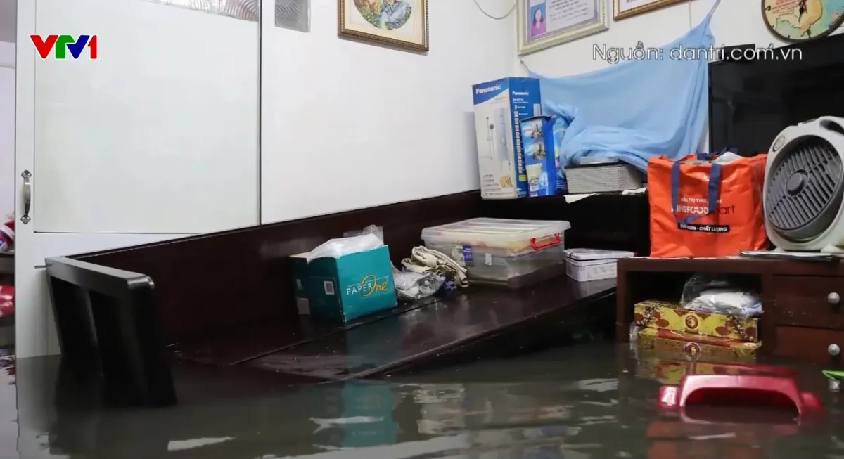 Nhiều tuyến đường ở TP Hồ Ch&iacute; Minh ngập s&acirc;u sau mưa lớn, cuộc sống người d&acirc;n đảo lộn - Ảnh 3.