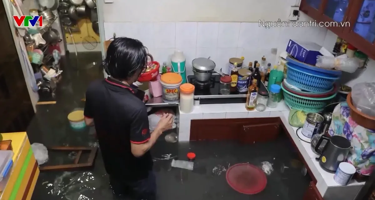 Nhiều tuyến đường ở TP Hồ Ch&iacute; Minh ngập s&acirc;u sau mưa lớn, cuộc sống người d&acirc;n đảo lộn - Ảnh 2.