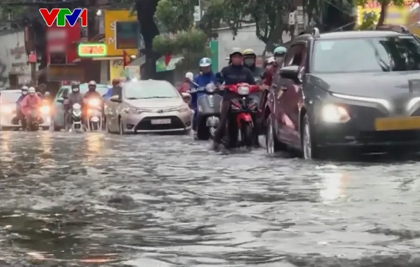 Nhiều tuyến đường ở TP Hồ Ch&iacute; Minh ngập s&acirc;u sau mưa lớn, cuộc sống người d&acirc;n đảo lộn - Ảnh 1.