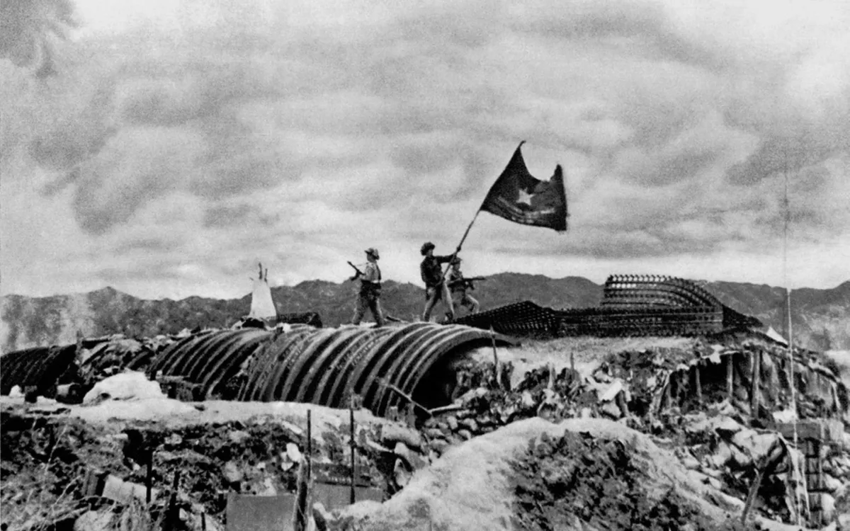 Lá cờ Quyết chiến, quyết thắng trên nóc hầm De Casteris (Ảnh: TTXVN)