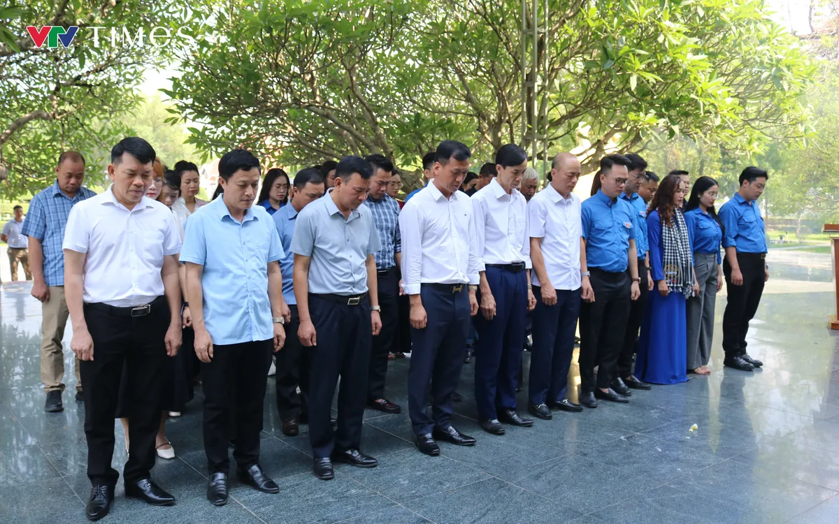 Đoàn công tác Đài Truyền hình Việt Nam tri ân các Anh hùng liệt sĩ và chiến sĩ Điện Biên tại Nghĩa trang A1. Ảnh: Quốc Hưng