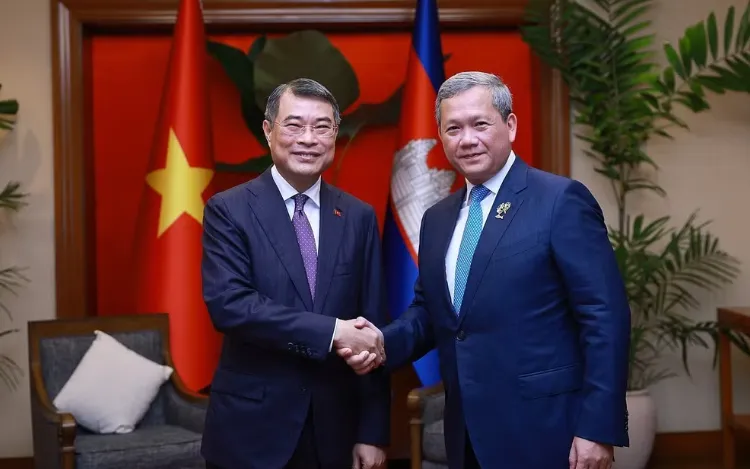 Thủ tướng Lê Minh Hưng gặp Thủ tướng Campuchia Hun Manet. (Ảnh: TTXVN)