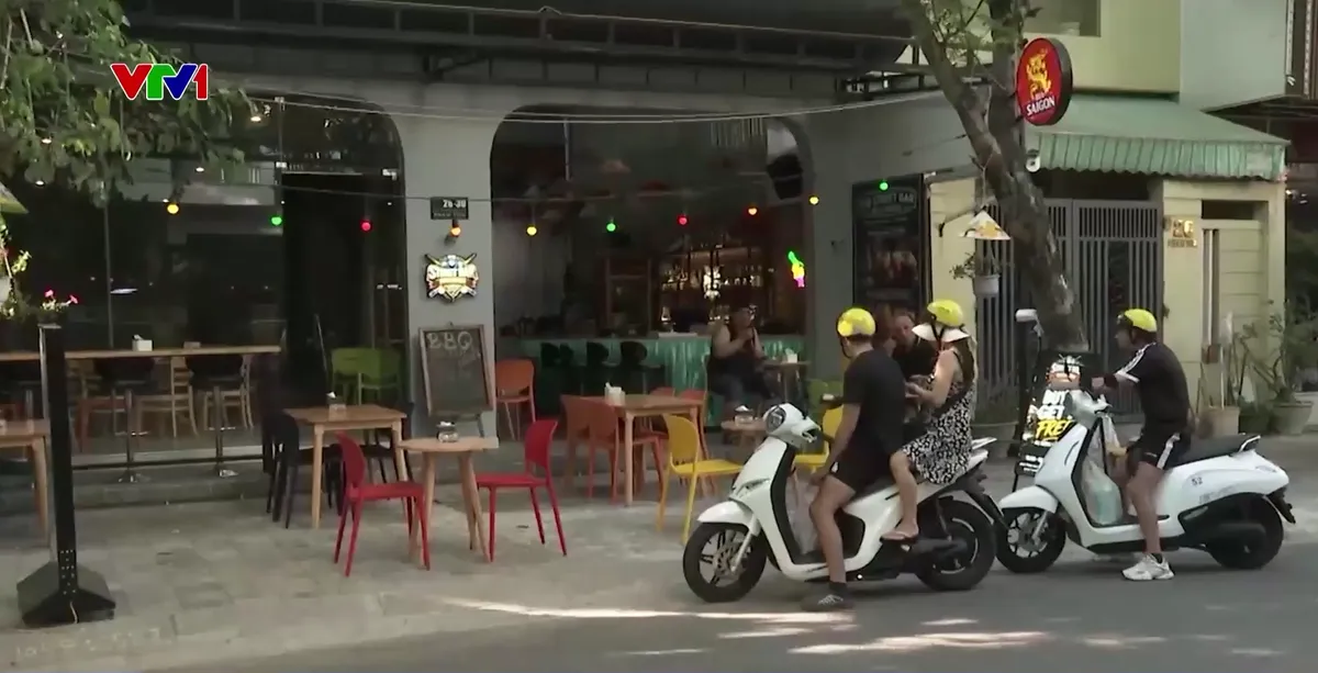 Đ&agrave; Nẵng: Nhiều cơ sở kinh doanh lấn chiếm vỉa h&egrave;  - Ảnh 1.