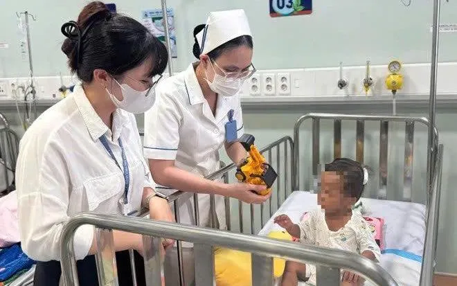 Trẻ được theo dõi tại Bệnh viện Nhi đồng 1. Ảnh: BVCC