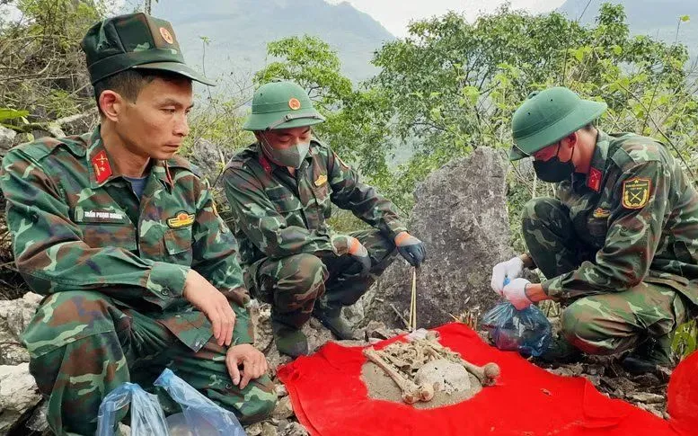 Đội tìm kiếm, quy tập hài cốt liệt sỹ quy tập thành công 3 hài cốt liệt sỹ tại điểm cao A5 (xã Thanh Thủy, Tuyên Quang). (Ảnh: Đức Thọ/TTXVN)