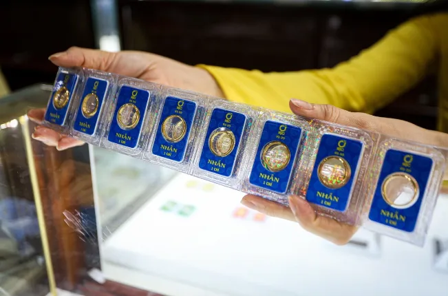 Gi&aacute; v&agrave;ng h&ocirc;m nay (7-5): V&agrave;ng trong nước v&agrave; thế giới c&ugrave;ng tăng
- Ảnh 1.