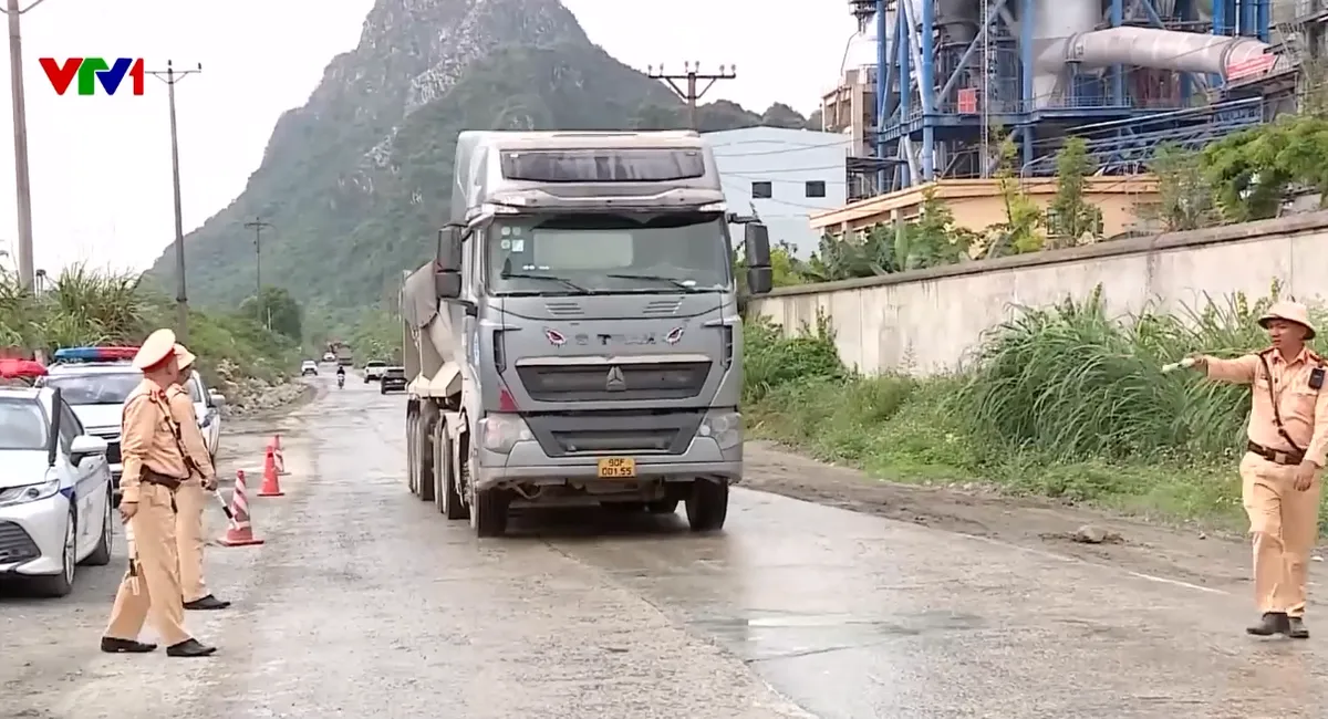 Kiểm so&aacute;t xe tải trọng lớn ngay tại nguồn, khu vực bến b&atilde;i, cửa mỏ - Ảnh 1.