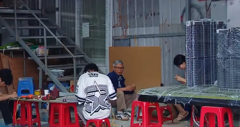 Bị cắt điện, buộc dừng hoạt động, nhiều xưởng xây dựng trái phép trên đất nông nghiệp ở Hà Nội vẫn phớt lờ - Ảnh 1.