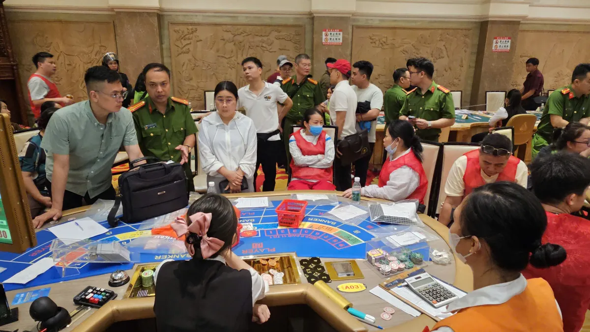 Triệt ph&aacute; tụ điểm đ&aacute;nh bạc n&uacute;p b&oacute;ng khu vui chơi giải tr&iacute; ở bi&ecirc;n giới Lạng Sơn, thu giữ tr&ecirc;n 300 tỷ đồng- Ảnh 2.