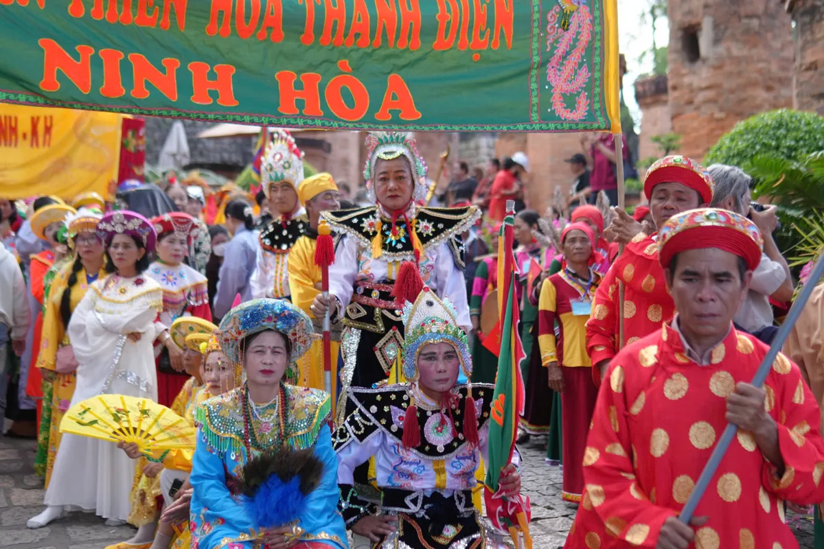 Lễ hội Th&aacute;p B&agrave; P&ocirc; Nagar - điểm hẹn hấp dẫn, nơi du kh&aacute;ch chạm v&agrave;o chiều s&acirc;u văn h&oacute;a bản địa - Ảnh 1.