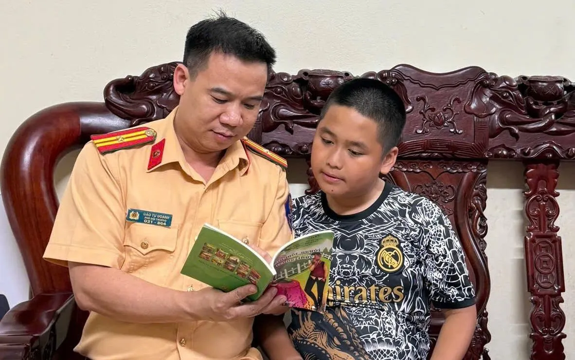 Đoàn công tác Đội CSGT đường bộ số 12 đến thăm gia đình chị Mẫn Thị Thái Hà và cháu Nguyễn Tiến Đạt.