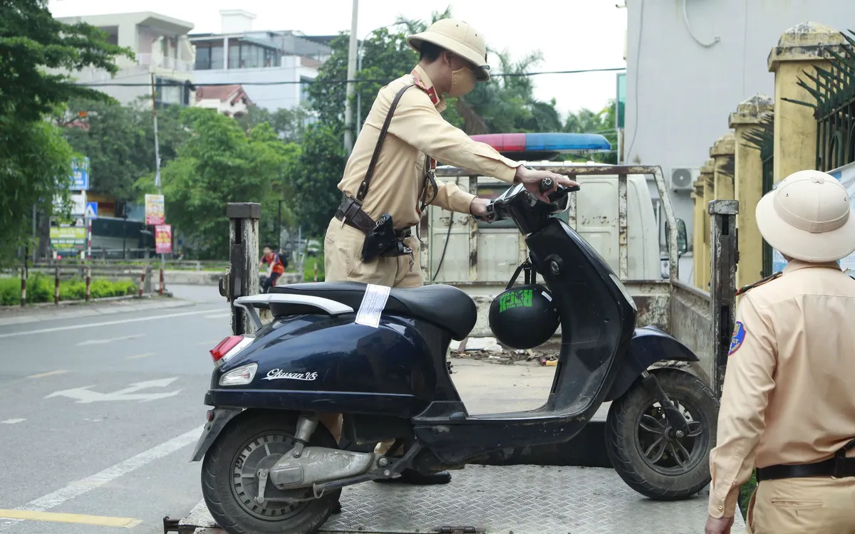Sáng ngày 7/5, tổ công tác thuộc Đội CSGT đường bộ số 2 (Phòng CSGT Công an TP Hà Nội) do Trung tá Lã Sơn Tùng làm tổ trưởng đã triển khai lực lượng tại khu vực cổng Trường THPT Đan Phượng (xã Đan Phượng). Tại đây, lực lượng chức năng tập trung kiểm soát trật tự ATGT ngay trong khung giờ học sinh đến trường.