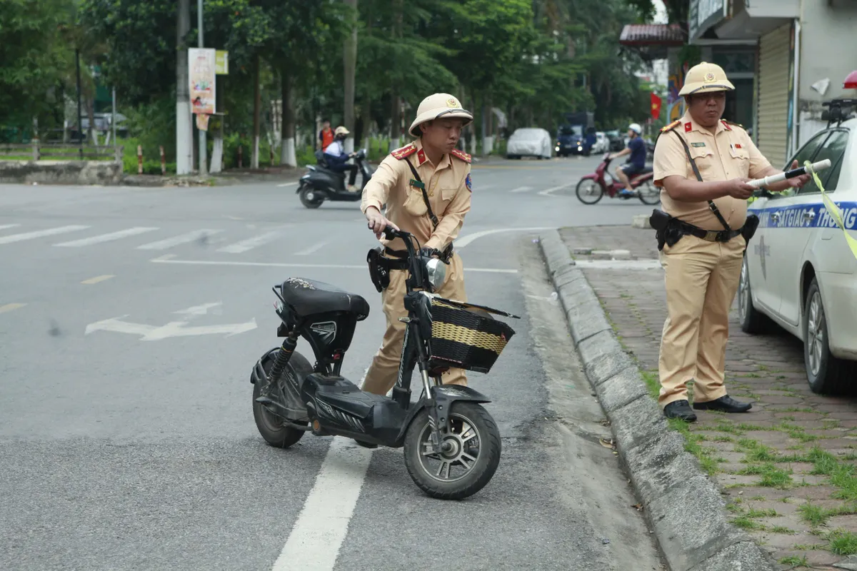 H&agrave; Nội: Tăng cường kiểm so&aacute;t xe m&aacute;y điện thay đổi kết cấu tại cổng trường- Ảnh 1.