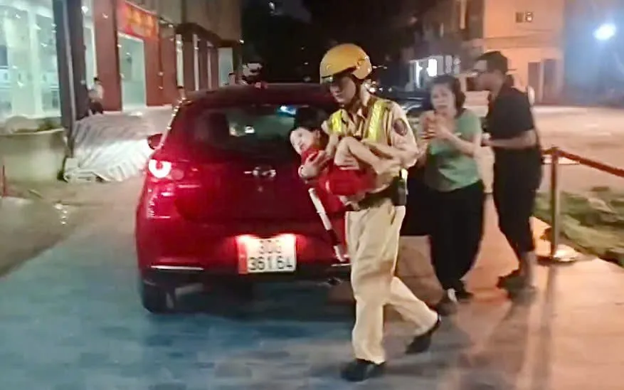 CSGT bế cháu bé vào phòng cấp cứu.