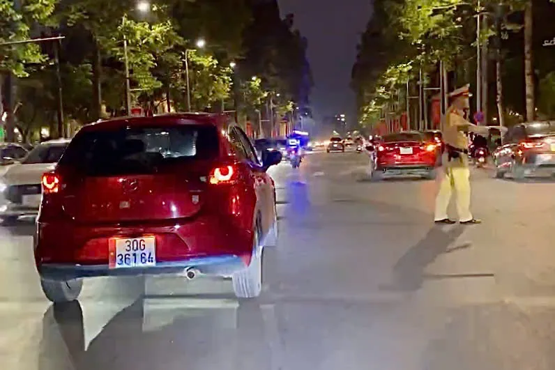 H&agrave; Nội: CSGT kịp thời hỗ trợ đưa ch&aacute;u b&eacute; 3 tuổi bị h&oacute;c dị vật đi cấp cứu - Ảnh 1.