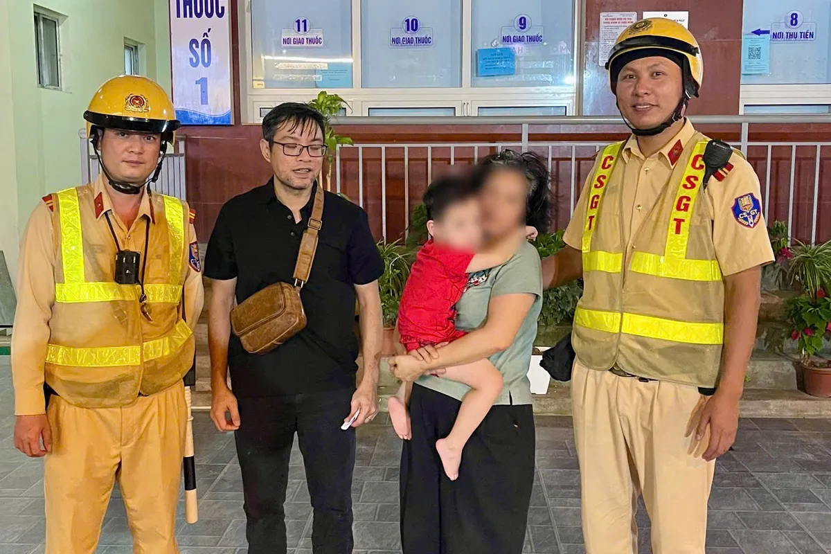 H&agrave; Nội: CSGT kịp thời hỗ trợ đưa ch&aacute;u b&eacute; 3 tuổi bị h&oacute;c dị vật đi cấp cứu - Ảnh 2.