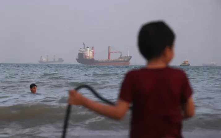 Tàu chở hàng và tàu thương mại neo đậu ngoài khơi eo biển Hormuz, ngoài khơi Bandar Abbas, Iran (Ảnh: ISNA/AP)
