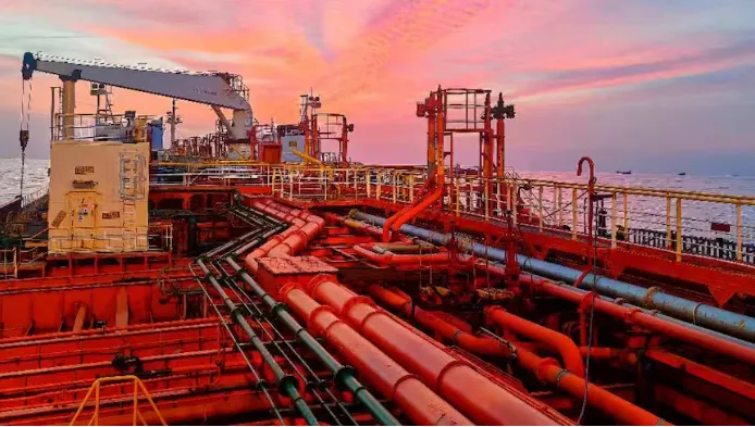 T&agrave;u chở dầu đầu ti&ecirc;n của Trung Quốc bị tấn c&ocirc;ng gần eo biển Hormuz - Ảnh 1.