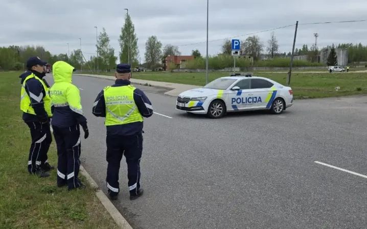 Cảnh sát gần hiện trường vụ rơi UAV ở Rezekne, Latvia (Ảnh: Delfi)