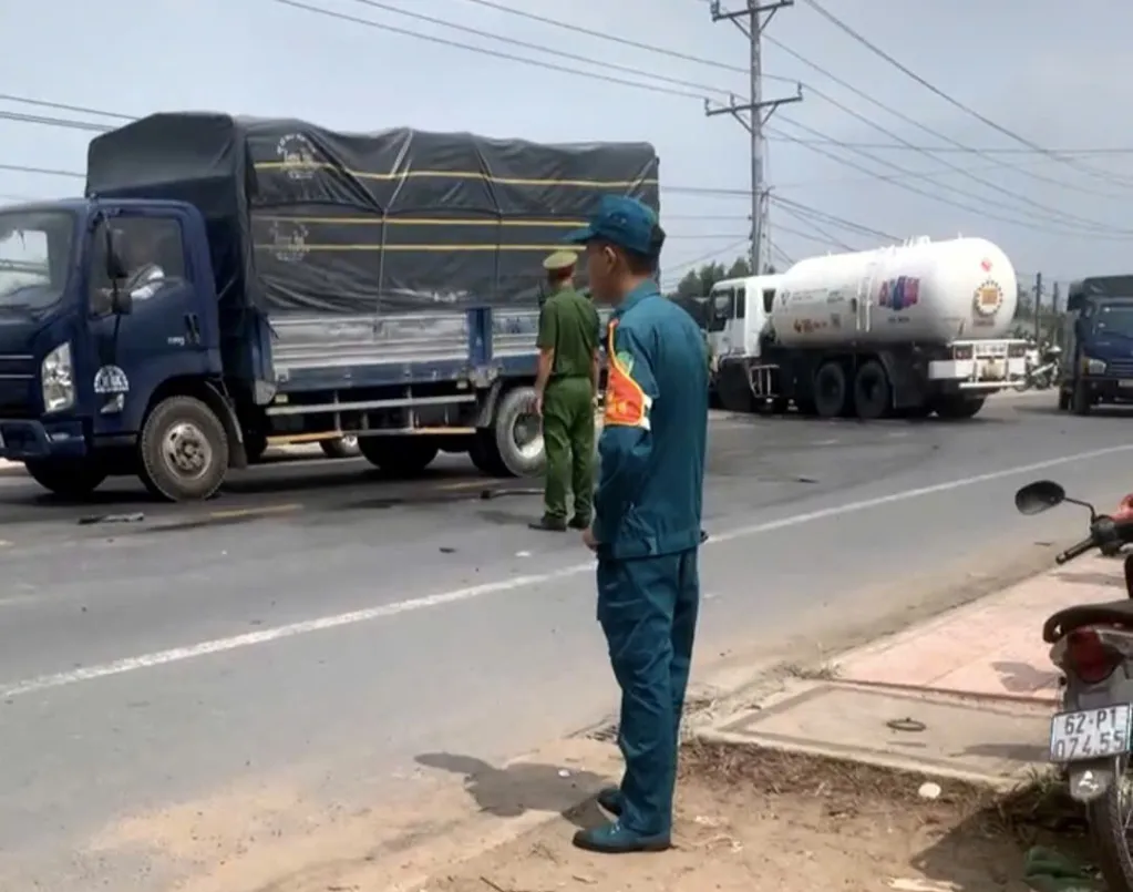 Tai nạn li&ecirc;n ho&agrave;n giữa 3 &ocirc; t&ocirc; ở T&acirc;y Ninh, t&agrave;i xế xe tải tử vong trong cabin- Ảnh 1.