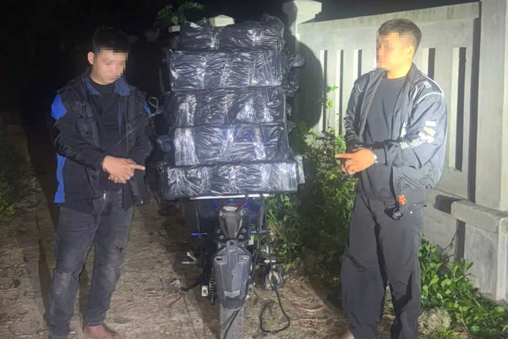 Hai thanh ni&ecirc;n d&ugrave;ng xe m&aacute;y d&ograve; đường vận chuyển 140kg ph&aacute;o hoa nổ th&igrave; bị bắt- Ảnh 1.