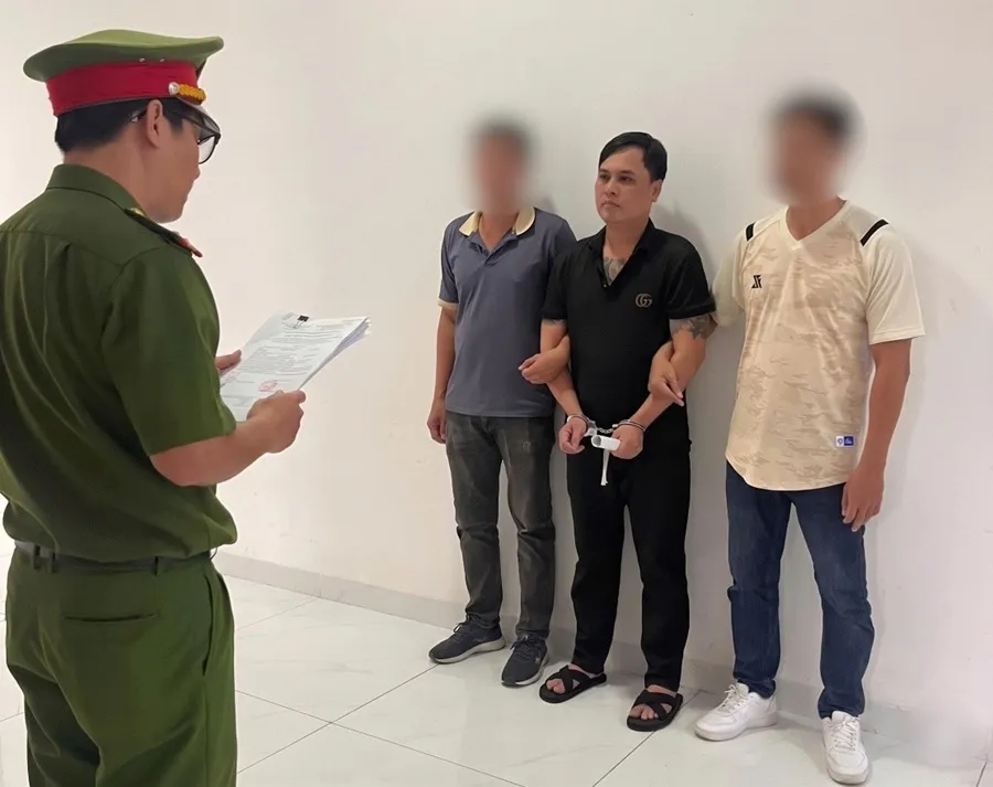 Khởi tố “tú ông” điều hành đường dây môi giới mại dâm qua mạng tại Lâm Đồng- Ảnh 1. Khởi tố “tú ông” điều hành đường dây môi giới mại dâm qua mạng tại Lâm Đồng- Ảnh 1.