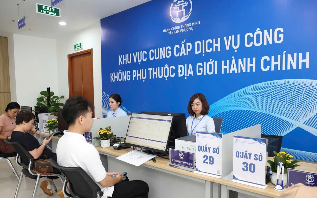 Hiện thành phố Hà Nội có 2.075/2.075 TTHC thực hiện không phụ thuộc vào địa giới hành chính. Ảnh: HNM