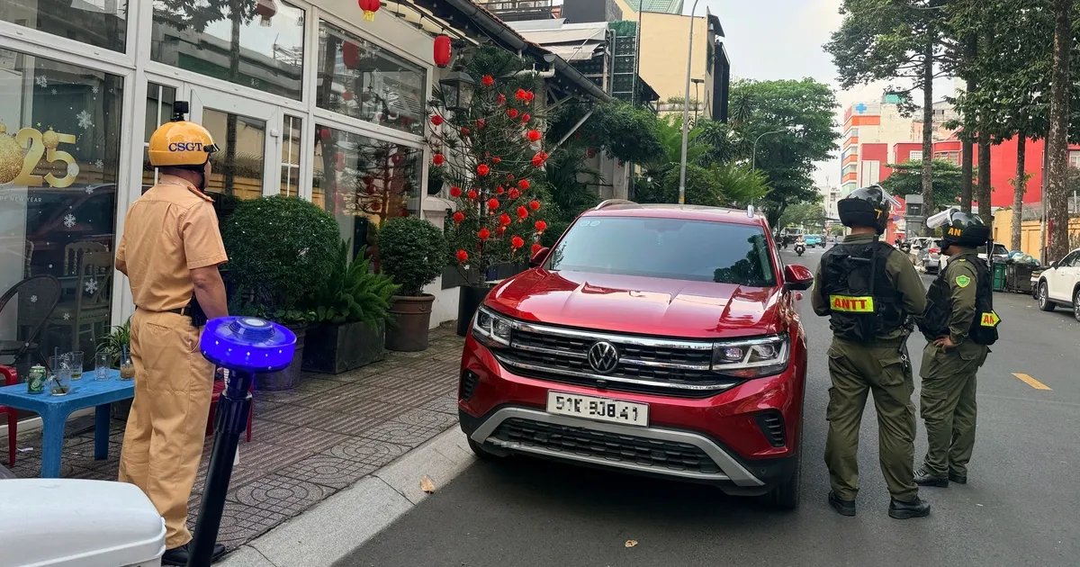 Khi nào tài xế được phép dừng, đỗ xe tại nơi có biển cấm mà không bị xử phạt?- Ảnh 1. Khi nào tài xế được phép dừng, đỗ xe tại nơi có biển cấm mà không bị xử phạt?- Ảnh 1.