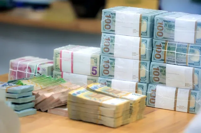 Ng&acirc;n h&agrave;ng đồng loạt hạ gi&aacute; USD, chiều mua v&agrave;o giảm mạnh hơn b&aacute;n ra- Ảnh 1.