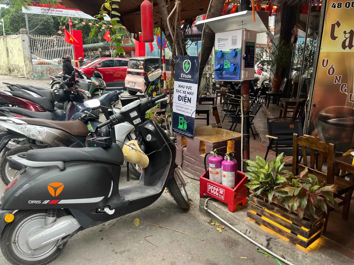 H&agrave; Nội: Trạm sạc v&agrave; b&atilde;i đỗ xe l&agrave; hạ tầng cốt l&otilde;i để x&acirc;y dựng V&ugrave;ng ph&aacute;t thải thấp - Ảnh 1.