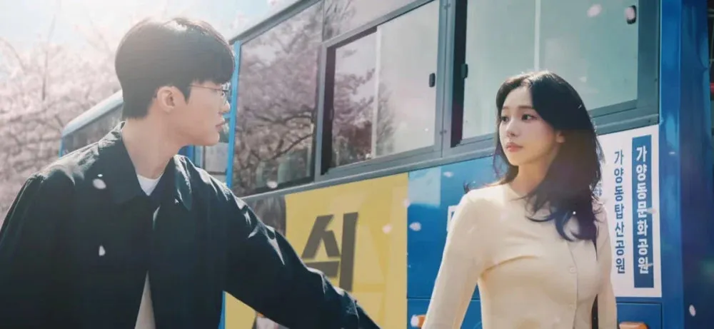Faker nắm tay &ldquo;thổ lộ t&igrave;nh cảm&rdquo; với Karina (aespa) trong dự &aacute;n mới - Ảnh 2.
