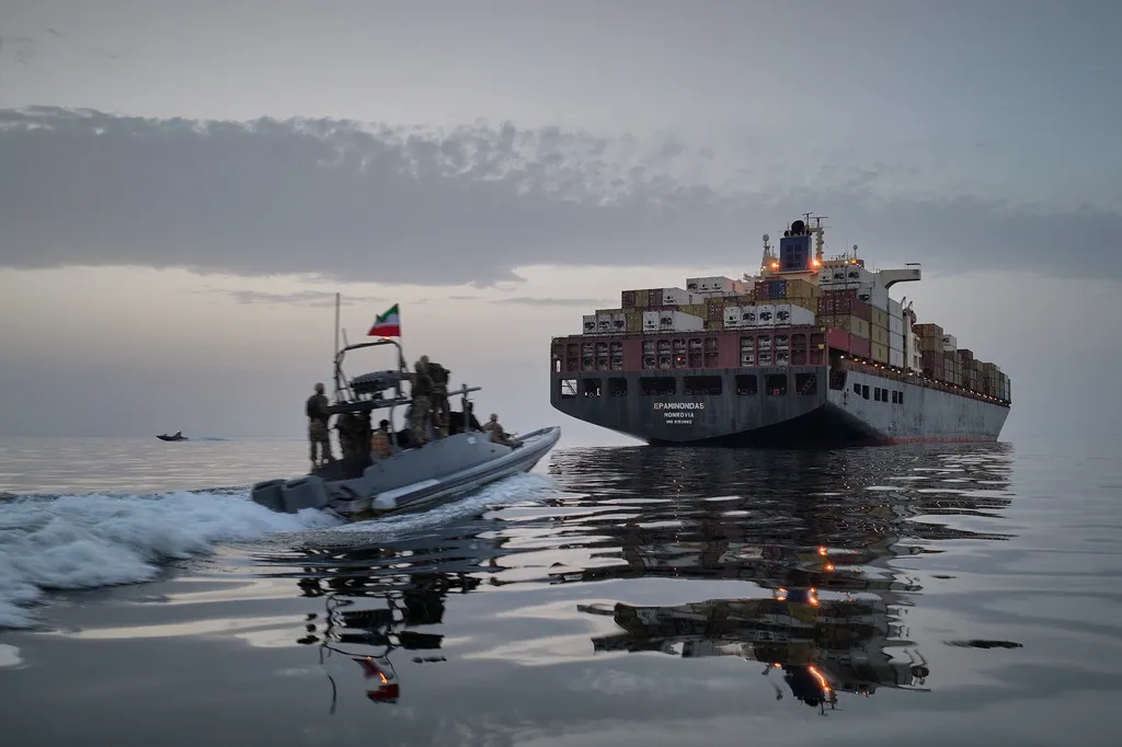 Eo biển Hormuz n&oacute;ng trở lại: Mỹ, Iran đ&aacute;p trả hỏa lực của nhau - Ảnh 1.