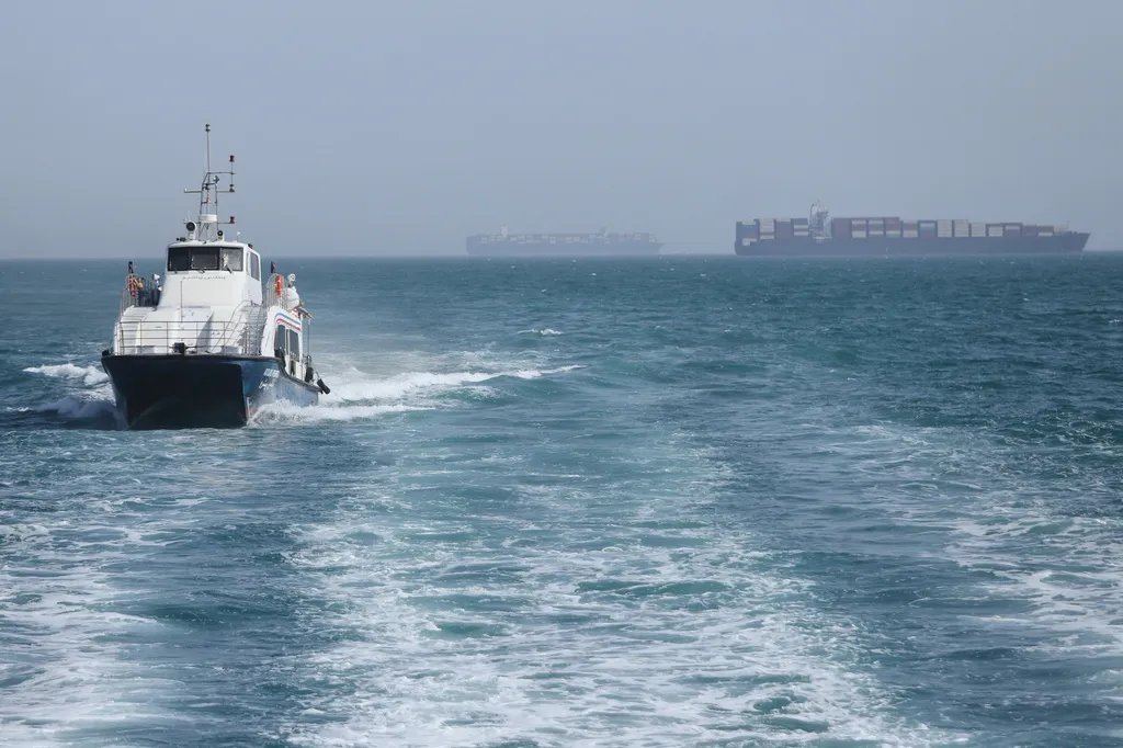 Eo biển Hormuz n&oacute;ng trở lại: Mỹ, Iran đ&aacute;p trả hỏa lực của nhau - Ảnh 2.