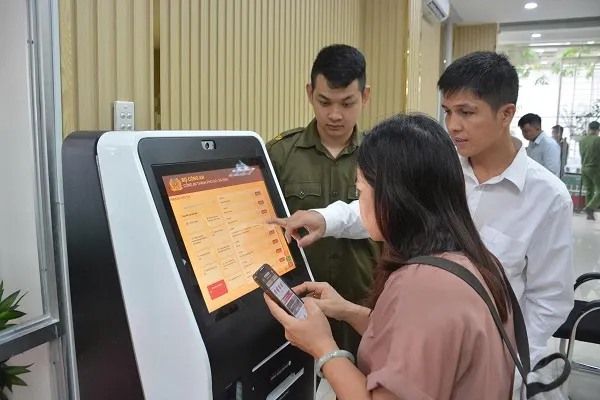 TP. Hồ Ch&iacute; Minh đẩy mạnh số h&oacute;a, hơn 76% hồ sơ thủ tục h&agrave;nh ch&iacute;nh được thực hiện trực tuyến- Ảnh 1.