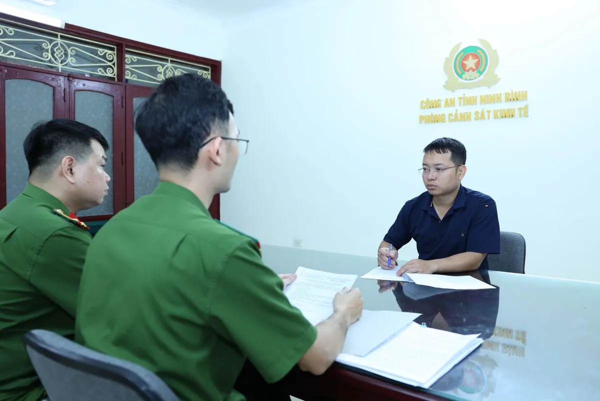 Khởi tố 2 đối tượng lập hồ sơ khống, d&agrave;n xếp kết quả đấu gi&aacute; 14 l&ocirc; đất ở Ninh B&igrave;nh - Ảnh 2.