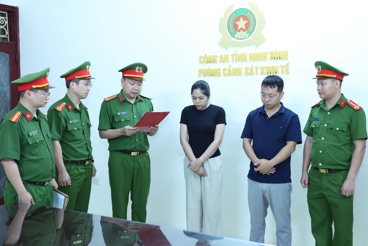 Khởi tố 2 đối tượng lập hồ sơ khống, d&agrave;n xếp kết quả đấu gi&aacute; 14 l&ocirc; đất ở Ninh B&igrave;nh - Ảnh 1.